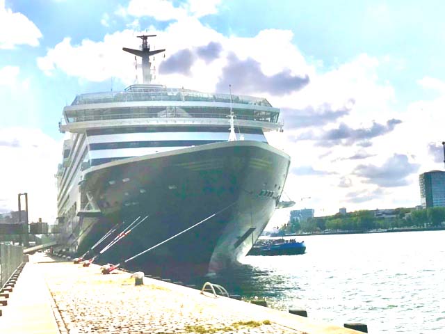 Explora I aan de Cruise Terminal Rotterdam